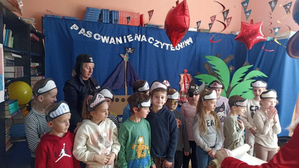 Zdjęcie 26 z 35 – Pasowanie na Czytelnika – Piracka Przygoda z Książką
