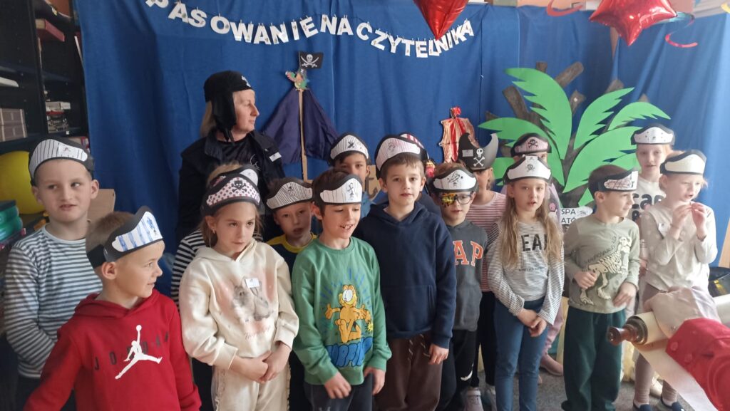 Zdjęcie 24 z 35 – Pasowanie na Czytelnika – Piracka Przygoda z Książką