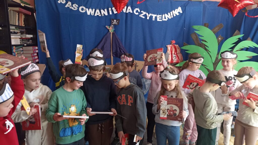 Zdjęcie 22 z 35 – Pasowanie na Czytelnika – Piracka Przygoda z Książką