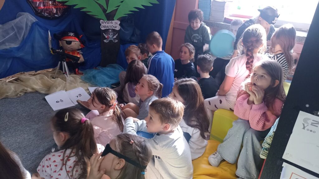 Zdjęcie 21 z 35 – Pasowanie na Czytelnika – Piracka Przygoda z Książką
