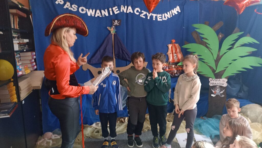Zdjęcie 18 z 35 – Pasowanie na Czytelnika – Piracka Przygoda z Książką