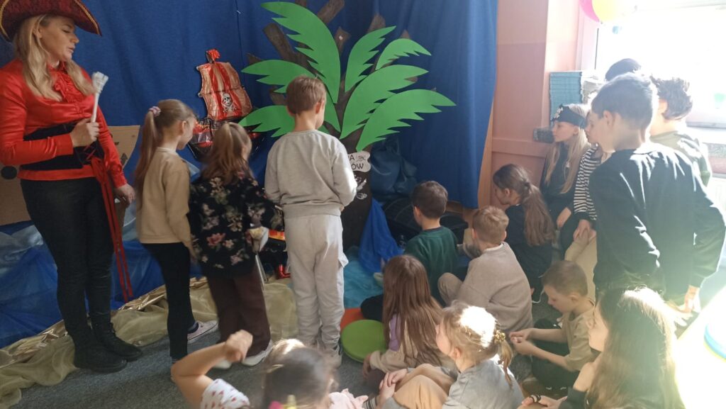 Zdjęcie 17 z 35 – Pasowanie na Czytelnika – Piracka Przygoda z Książką