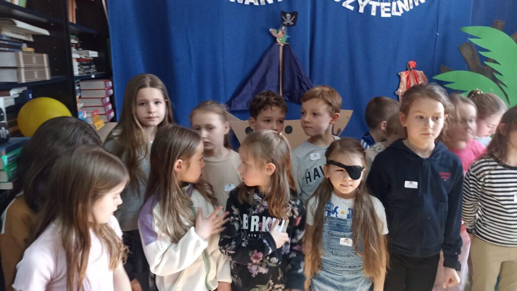 Zdjęcie 11 z 35 – Pasowanie na Czytelnika – Piracka Przygoda z Książką