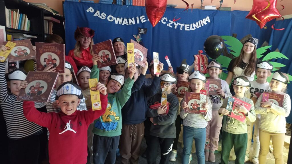 Zdjęcie 9 z 35 – Pasowanie na Czytelnika – Piracka Przygoda z Książką