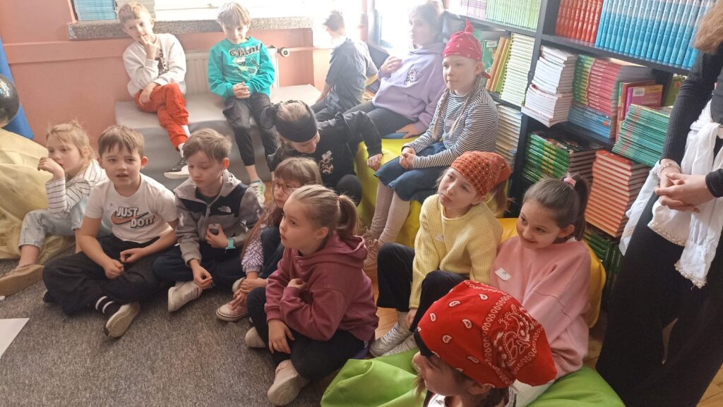 Zdjęcie 5 z 35 – Pasowanie na Czytelnika – Piracka Przygoda z Książką