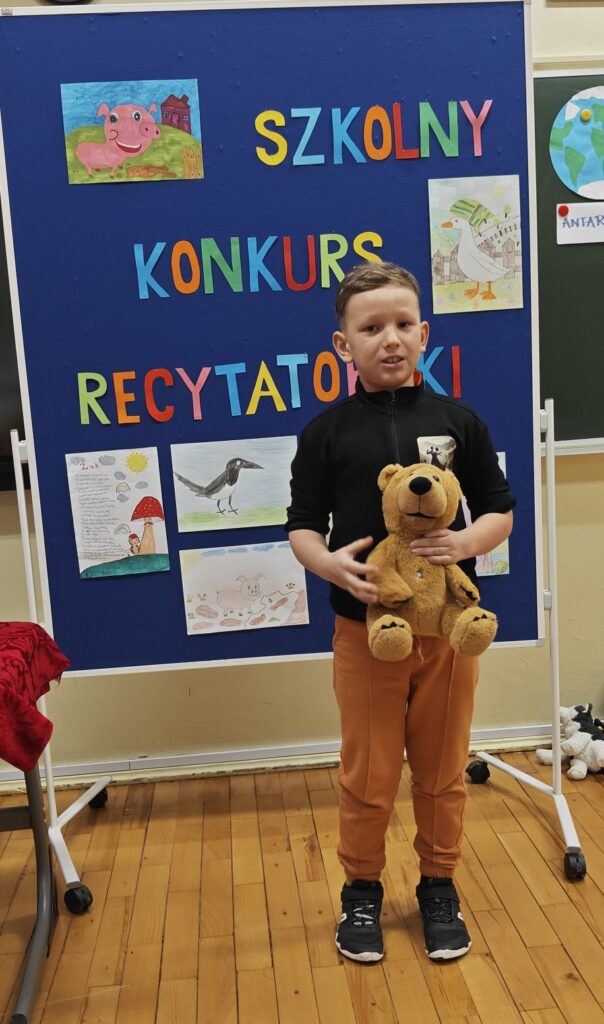 Zdjęcie 13 z 16 – Szkolny Konkurs Recytatorski dla klas 1 – 3 pt. ,,W krainie wierszy Jana Brzechwy”