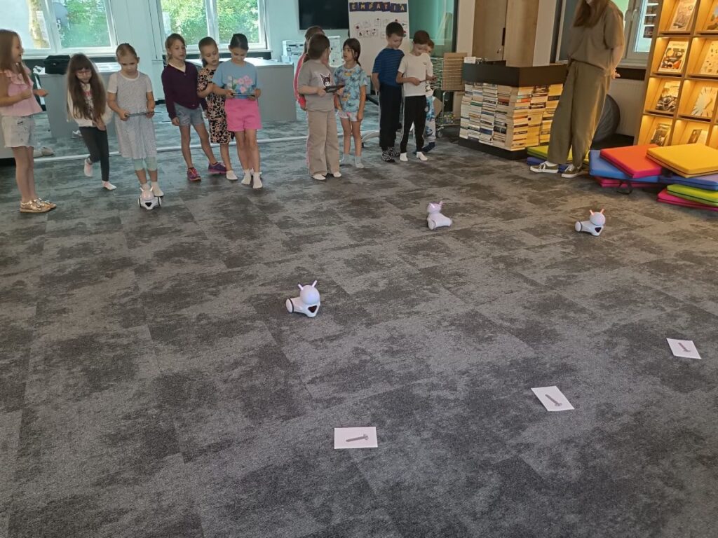 Zdjęcie 2 z 27 – Klasa 1B w Bibliotece Pedagogicznej