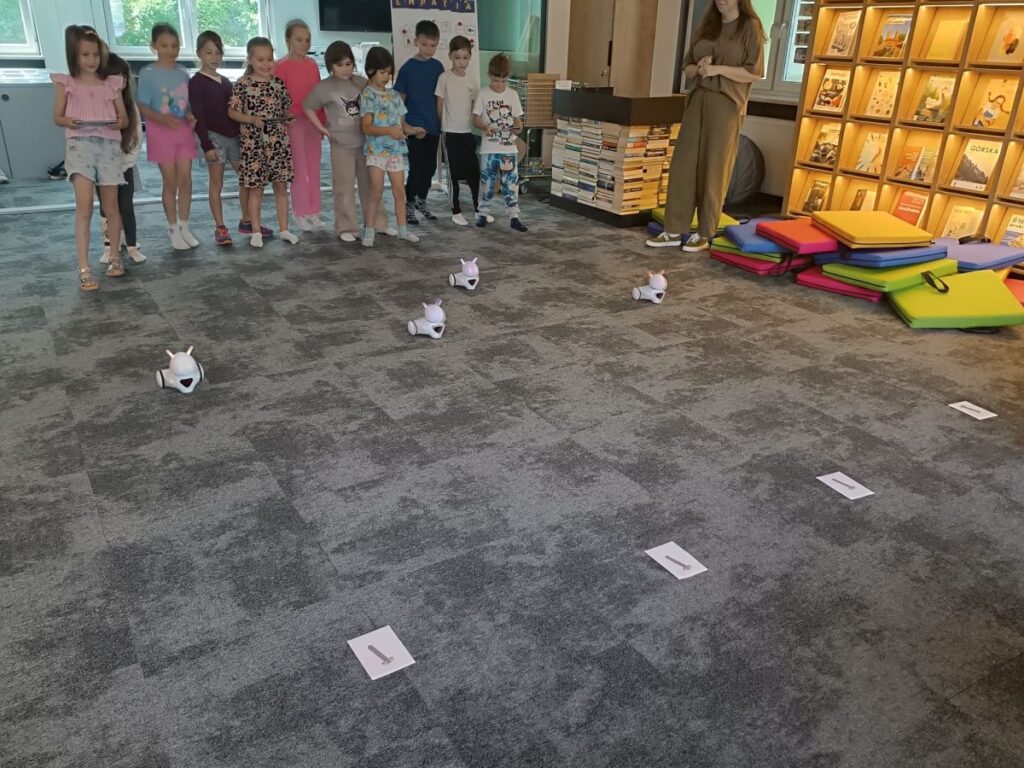 Zdjęcie 3 z 27 – Klasa 1B w Bibliotece Pedagogicznej