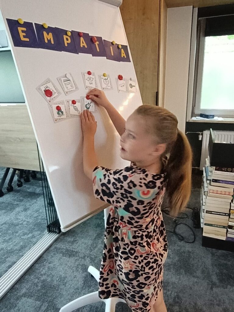 Zdjęcie 16 z 27 – Klasa 1B w Bibliotece Pedagogicznej