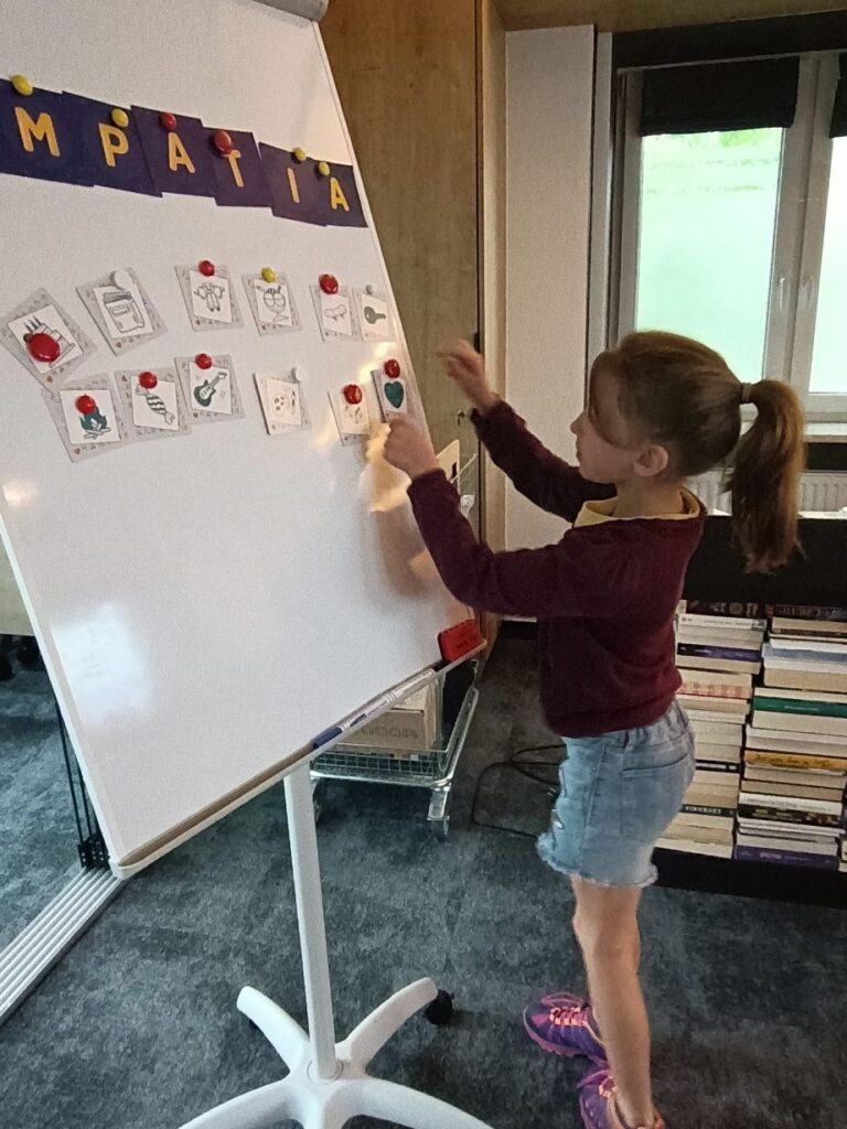 Zdjęcie 12 z 27 – Klasa 1B w Bibliotece Pedagogicznej