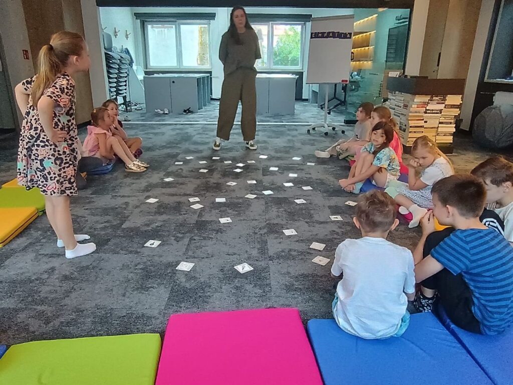 Zdjęcie 23 z 27 – Klasa 1B w Bibliotece Pedagogicznej