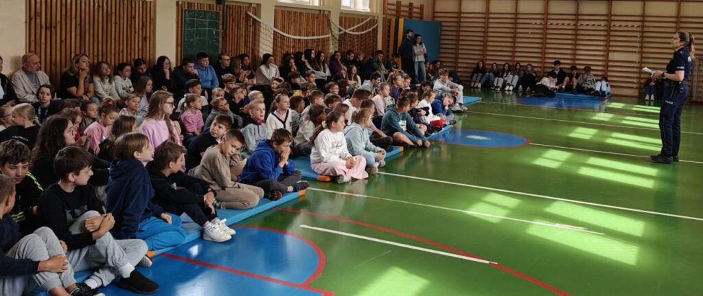Zdjęcie 4 z 5 – ,,Tydzień dla Bezpieczeństwa” – spotkanie uczniów klas 1- 8 z przedstawicielką Policji