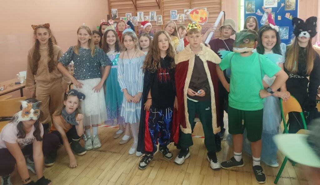 Zdjęcie 21 z 32 – Konkurs baśniowy dla klas czwartych – „W krainie baśni”
