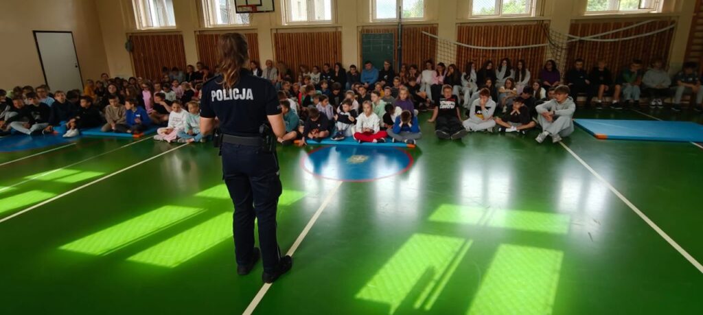 Zdjęcie 3 z 5 – ,,Tydzień dla Bezpieczeństwa” – spotkanie uczniów klas 1- 8 z przedstawicielką Policji