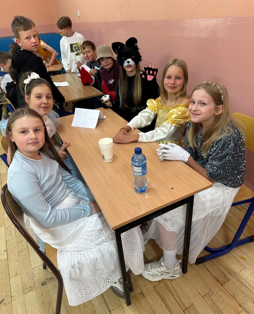 Zdjęcie 24 z 32 – Konkurs baśniowy dla klas czwartych – „W krainie baśni”