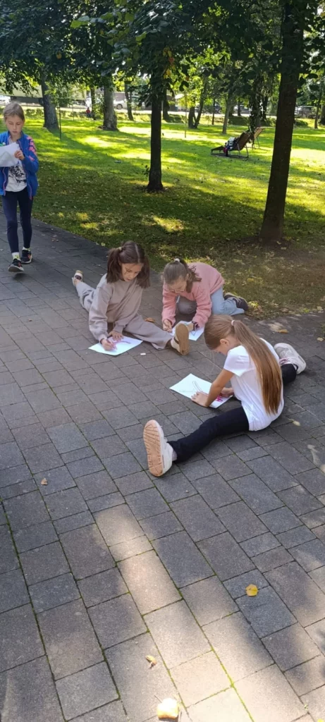 Zdjęcie 7 z 37 – Międzynarodowy Dzień Kropki w klasie 2 C