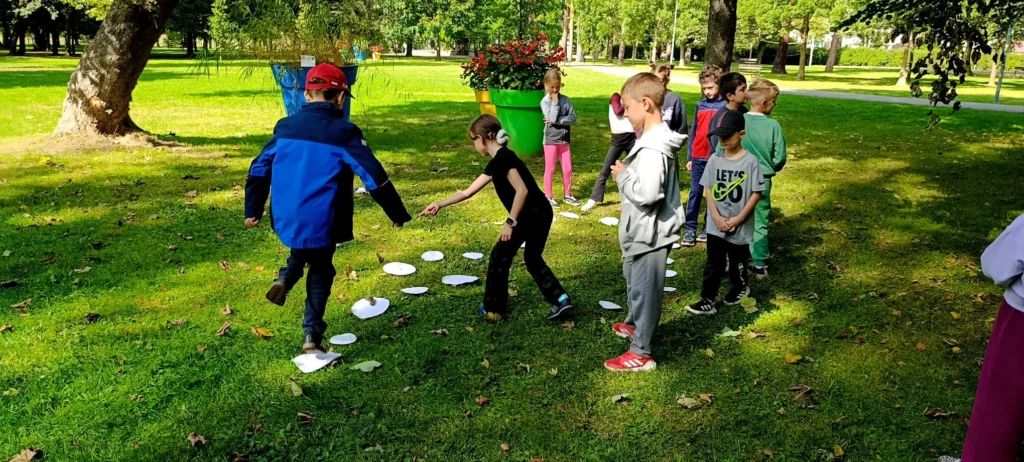 Zdjęcie 12 z 37 – Międzynarodowy Dzień Kropki w klasie 2 C