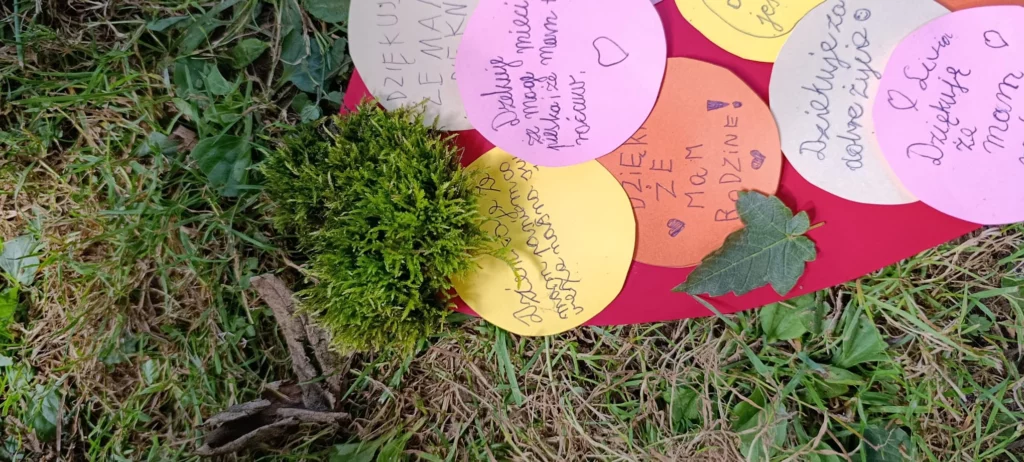Zdjęcie 16 z 37 – Międzynarodowy Dzień Kropki w klasie 2 C