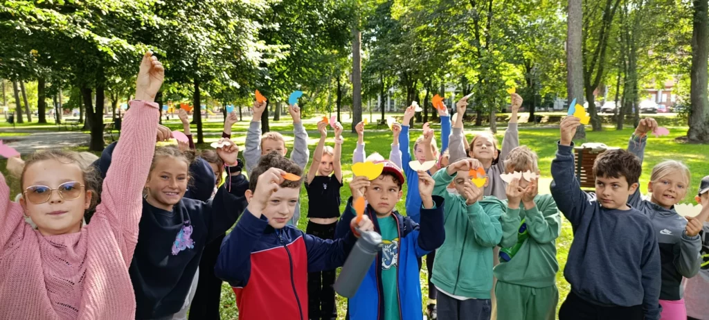 Zdjęcie 26 z 37 – Międzynarodowy Dzień Kropki w klasie 2 C