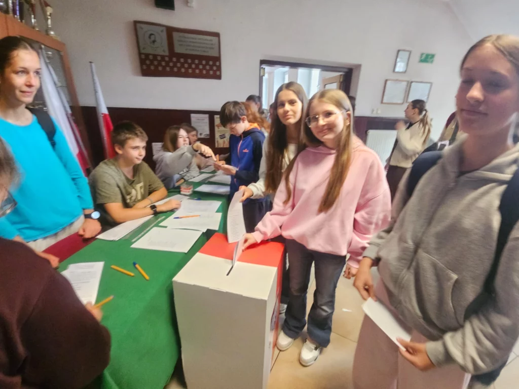 Zdjęcie 3 z 18 – WYBORY DO SAMORZĄDU UCZNIOWSKIEGO