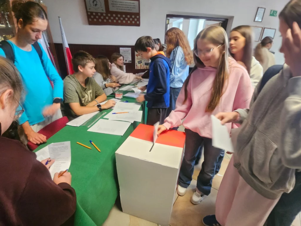 Zdjęcie 7 z 18 – WYBORY DO SAMORZĄDU UCZNIOWSKIEGO