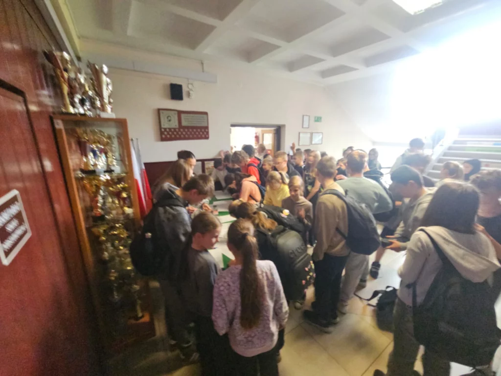 Zdjęcie 8 z 18 – WYBORY DO SAMORZĄDU UCZNIOWSKIEGO