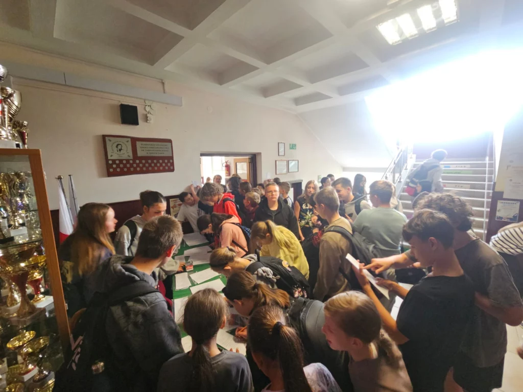Zdjęcie 12 z 18 – WYBORY DO SAMORZĄDU UCZNIOWSKIEGO