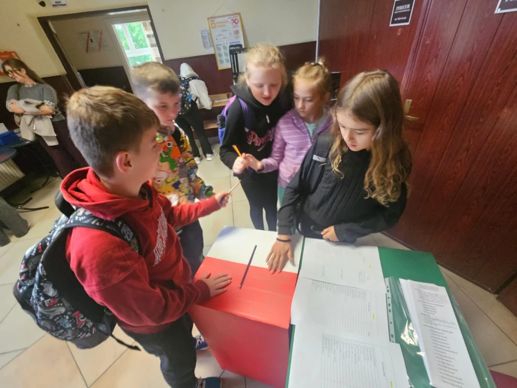 Zdjęcie 14 z 18 – WYBORY DO SAMORZĄDU UCZNIOWSKIEGO