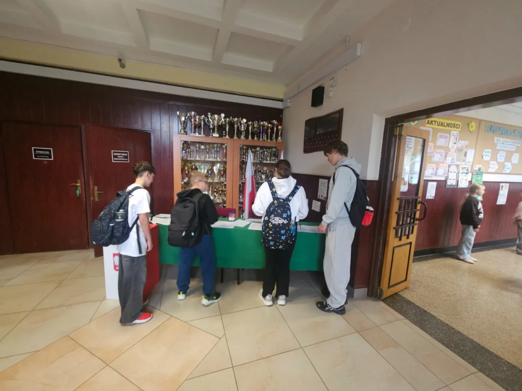 Zdjęcie 15 z 18 – WYBORY DO SAMORZĄDU UCZNIOWSKIEGO