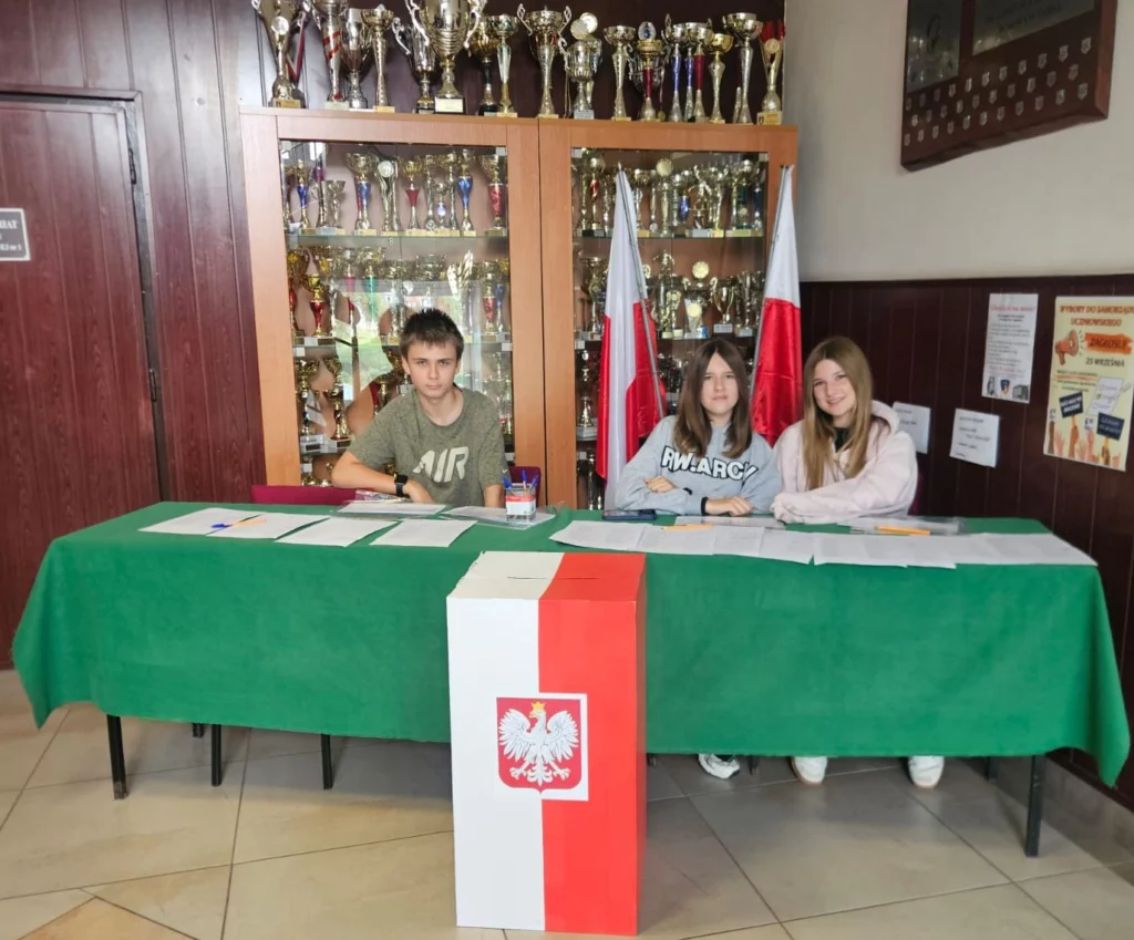 Zdjęcie 2 z 18 – WYBORY DO SAMORZĄDU UCZNIOWSKIEGO