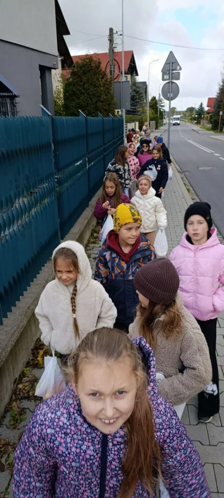 Zdjęcie 1 z 17 – Wyjście klasy 2 c na zakupy do jesiennego warzywniaka