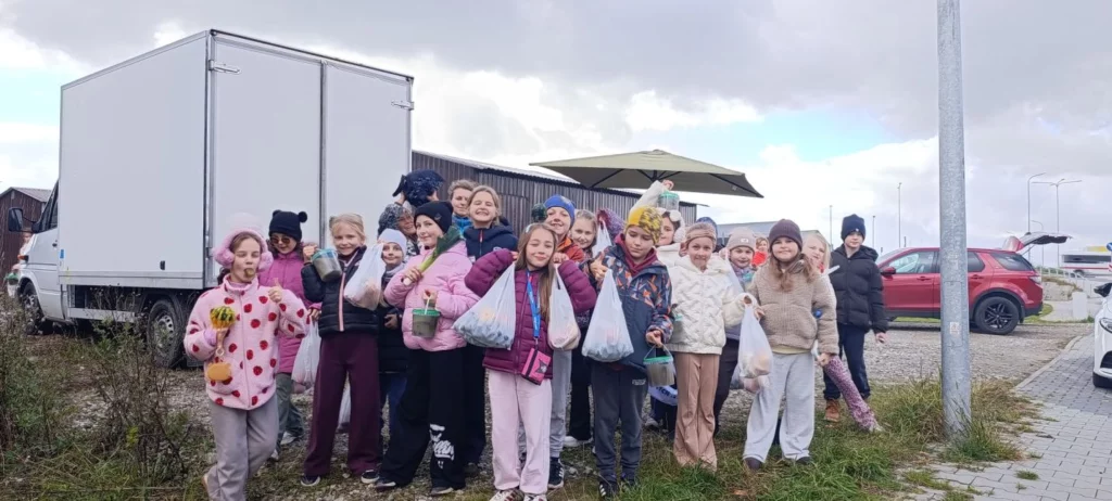 Zdjęcie 3 z 17 – Wyjście klasy 2 c na zakupy do jesiennego warzywniaka
