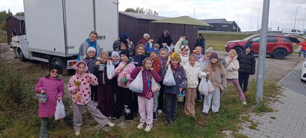 Zdjęcie 4 z 17 – Wyjście klasy 2 c na zakupy do jesiennego warzywniaka