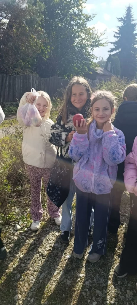Zdjęcie 7 z 17 – Wyjście klasy 2 c na zakupy do jesiennego warzywniaka