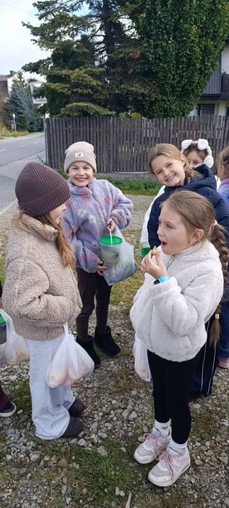 Zdjęcie 10 z 17 – Wyjście klasy 2 c na zakupy do jesiennego warzywniaka
