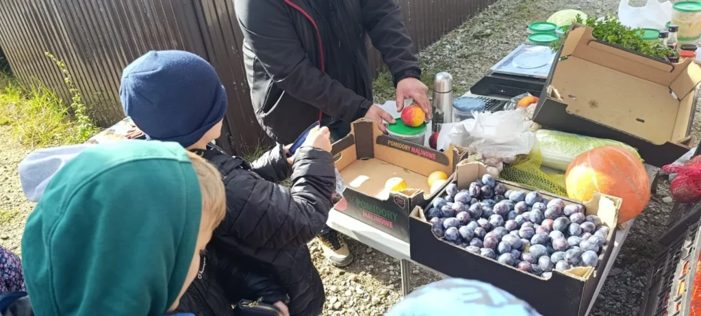 Zdjęcie 12 z 17 – Wyjście klasy 2 c na zakupy do jesiennego warzywniaka