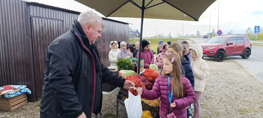 Zdjęcie 16 z 17 – Wyjście klasy 2 c na zakupy do jesiennego warzywniaka