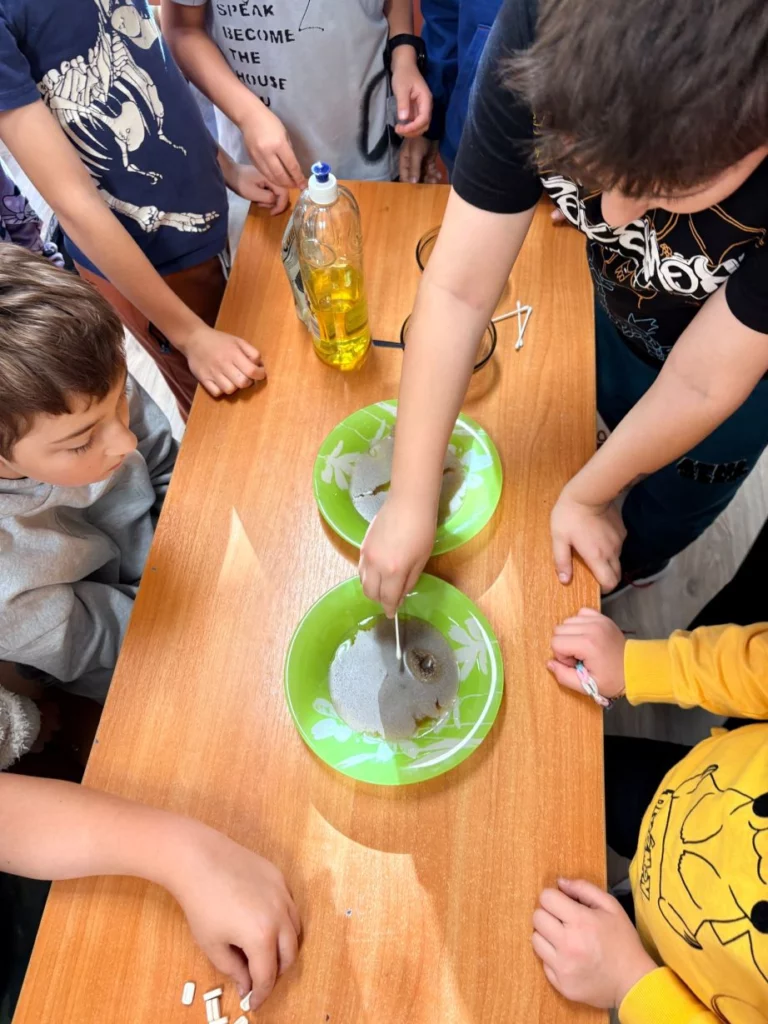 Zdjęcie 2 z 6 – Ogólnopolski Projekt Edukacyjny. Mali Naukowcy. Eksperymenty Wyjaśniające Świat