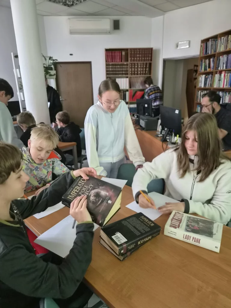 Zdjęcie 28 z 50 – Klasa 6a na XII Ogólnopolskiej Nocy Bibliotek w Nowym Targu