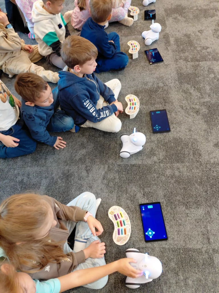 Zdjęcie 8 z 13 – „Photon i Kraina Emocji” – wyjątkowa lekcja w Bibliotece Pedagogicznej