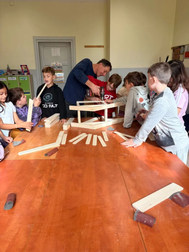 Zdjęcie 2 z 7 – Klasa 3b w roli SUPER POMOCNIKA STOLARZA