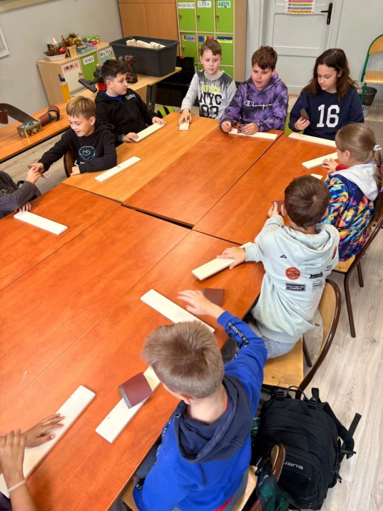 Zdjęcie 4 z 7 – Klasa 3b w roli SUPER POMOCNIKA STOLARZA