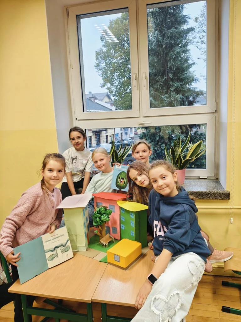 Zdjęcie 6 z 14 – „Drzewo do samego nieba” – twórcze podsumowanie lektury w klasie 3a