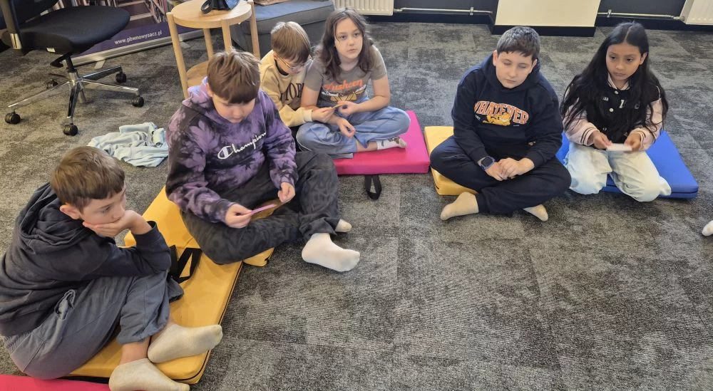 Zdjęcie 1 z 6 – Książkowe przygody z wartościami! Klasa III B z kolejną wizytą w Bibliotece Pedagogicznej