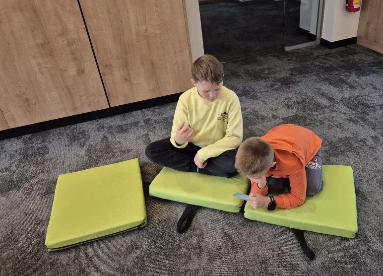 Zdjęcie 2 z 6 – Książkowe przygody z wartościami! Klasa III B z kolejną wizytą w Bibliotece Pedagogicznej