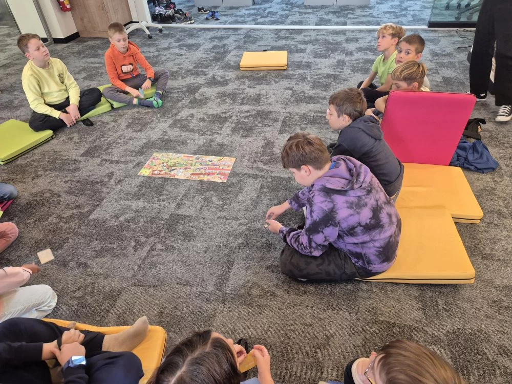 Zdjęcie 3 z 6 – Książkowe przygody z wartościami! Klasa III B z kolejną wizytą w Bibliotece Pedagogicznej
