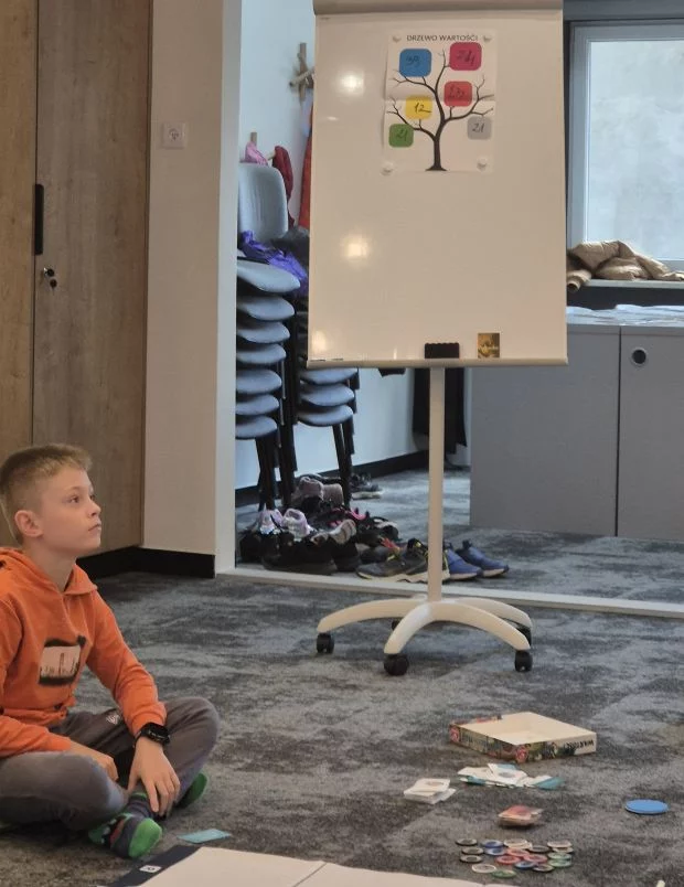 Zdjęcie 6 z 6 – Książkowe przygody z wartościami! Klasa III B z kolejną wizytą w Bibliotece Pedagogicznej