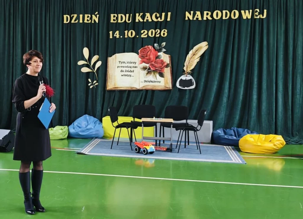 Zdjęcie 1 z 17 – Miejskie obchody Dnia Edukacji Narodowej w naszej szkole