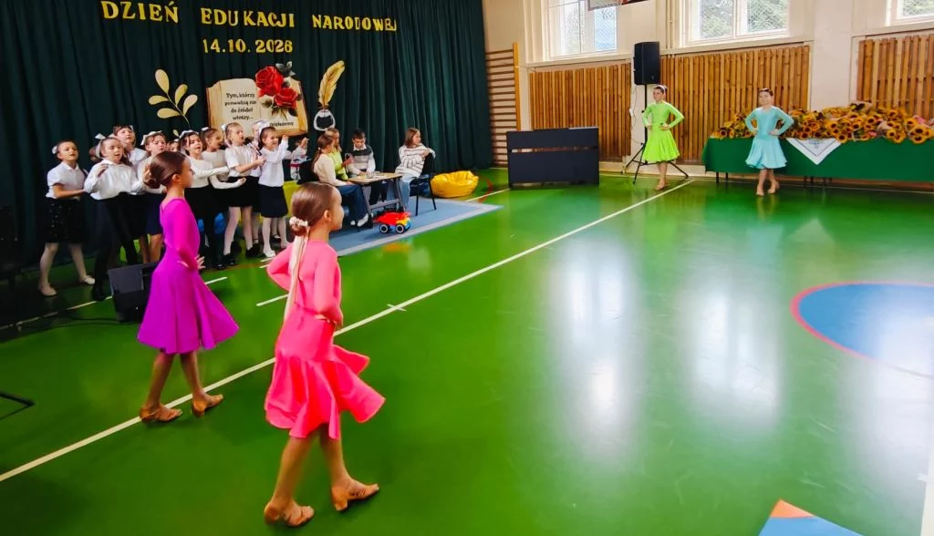 Zdjęcie 7 z 17 – Miejskie obchody Dnia Edukacji Narodowej w naszej szkole