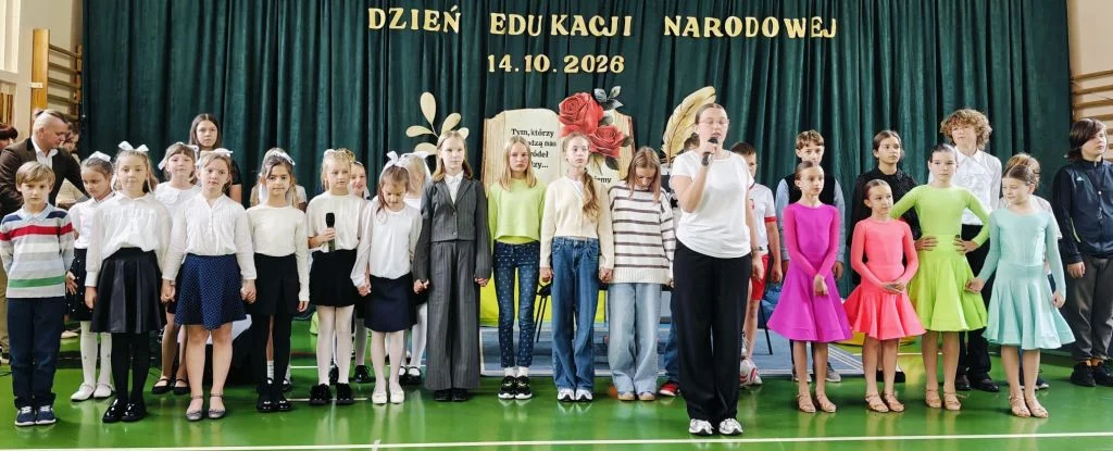 Zdjęcie 10 z 17 – Miejskie obchody Dnia Edukacji Narodowej w naszej szkole